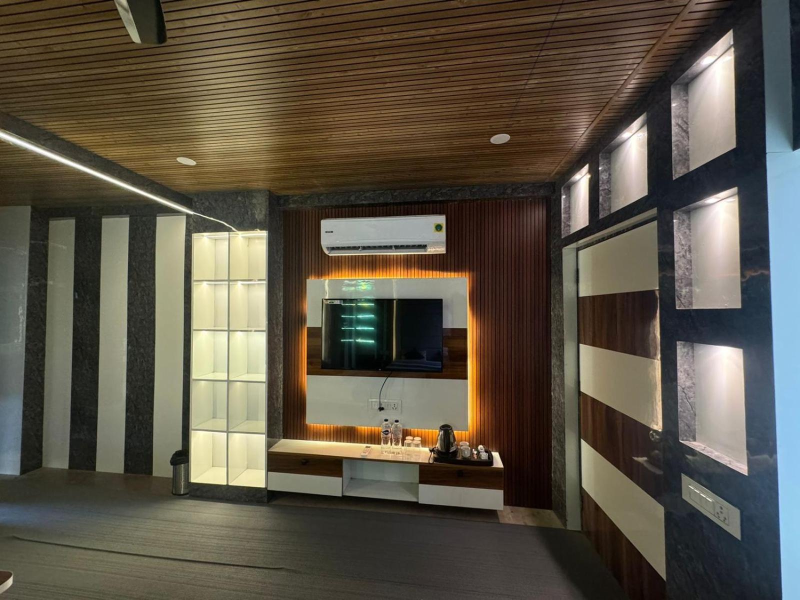 Hotel Dev Ganga Rishīkesh Zewnętrze zdjęcie