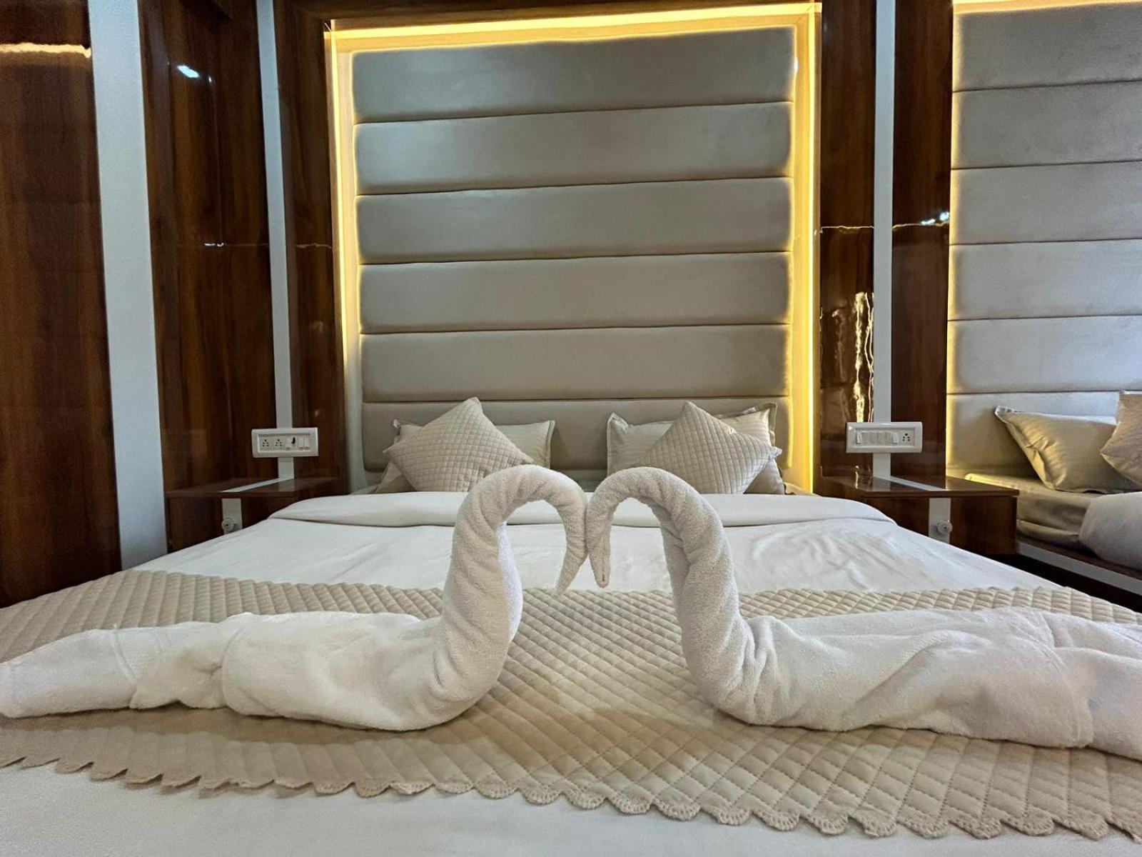 Hotel Dev Ganga Rishīkesh Zewnętrze zdjęcie