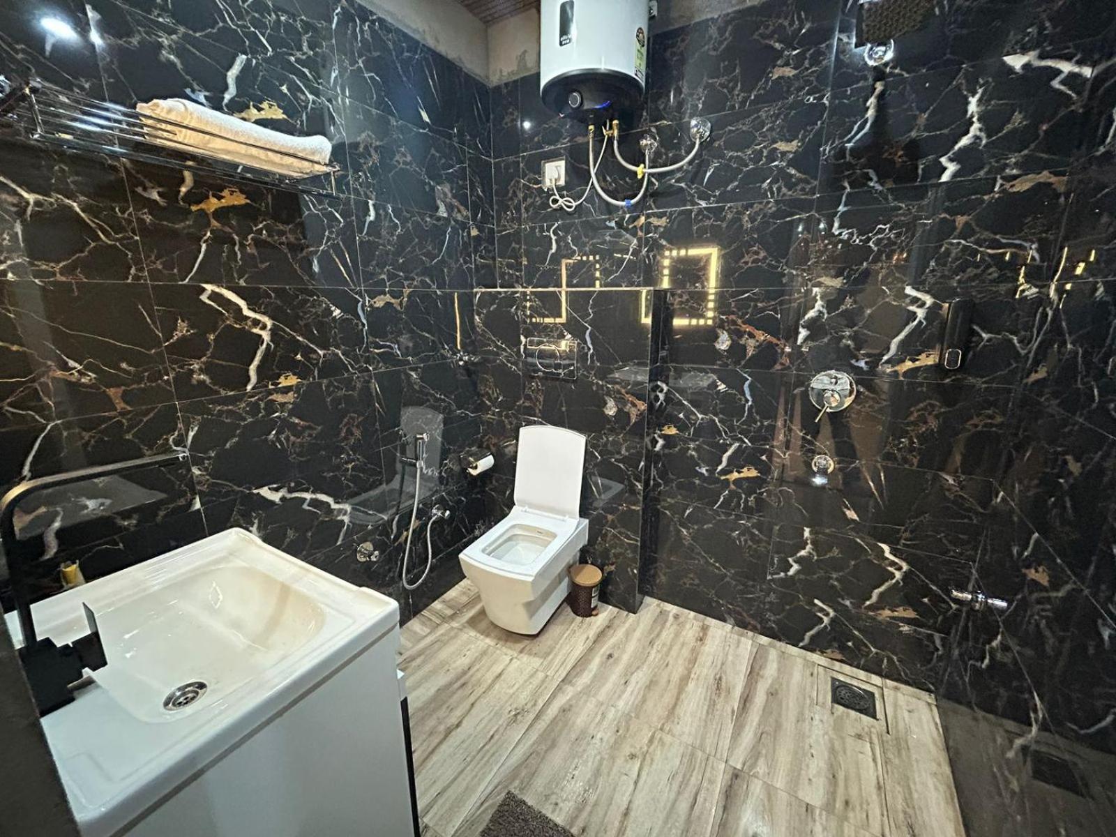 Hotel Dev Ganga Rishīkesh Zewnętrze zdjęcie